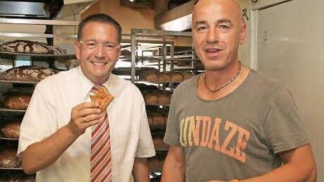 Bürgermeister Fischkal (links) und Bäckermeister Burkard waren sich über die Betriebsverlagerung einig. Foto: Evi Seeger