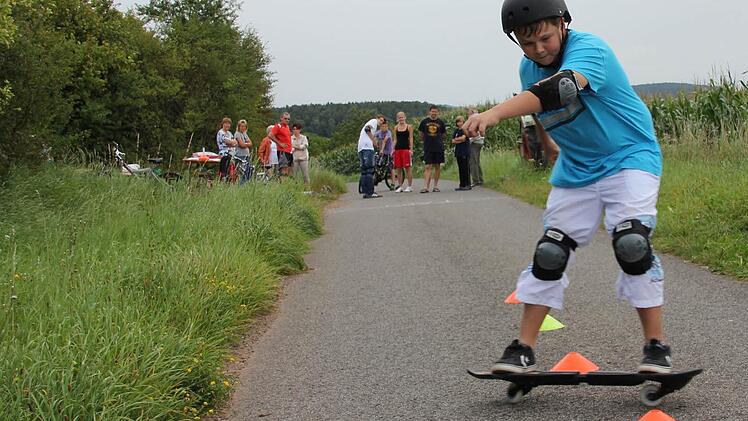 Wackelige Einlage: Bei einem "Waveboard-Contest im Jahr 2011 sammelte die "I have a dream Group" Geld für ein SOS-Kinderdorf - eine von vielen Aktionen der Gruppe, die Amüsement und guten Zweck verbanden. Die Akteure mussten einen Parcours mit Schikanen bewältigen. Damals gewann Marcel Ploner (im Bild) .  Archiv-Foto: Lars Rennert