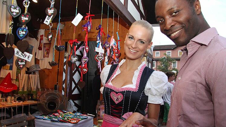 Noch sind Anne-Kathrin und Thierry nicht verlobt. Ob der Bierfestring, den Thierry seiner Miss Germany ansteckt, etwas daran ändert?