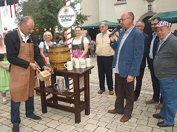 Mit kräftigem Schlag zapfte Hubert Schott (links) das erste Fass für das Eltingshäuser Dorffest an. Foto: Stefan Geiger