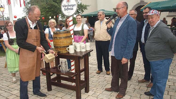 Mit kräftigem Schlag zapfte Hubert Schott (links) das erste Fass für das Eltingshäuser Dorffest an. Foto: Stefan Geiger