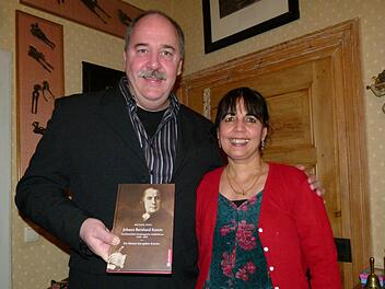 Michael Pohl fand in seiner Ehefrau Roma Unterstützung bei der Erarbeitung seines Buches. Foto: Marion Krüger-Hundrup