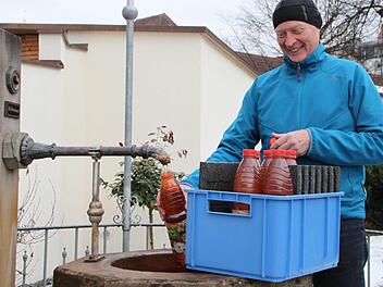 Gut 30 Kilometer legt Armin Hirschmann aus Burgsinn zurück, um Heilwasser vom Siebener zu holen. Foto: Ulrike Müller