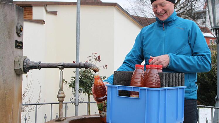 Gut 30 Kilometer legt Armin Hirschmann aus Burgsinn zurück, um Heilwasser vom Siebener zu holen. Foto: Ulrike Müller