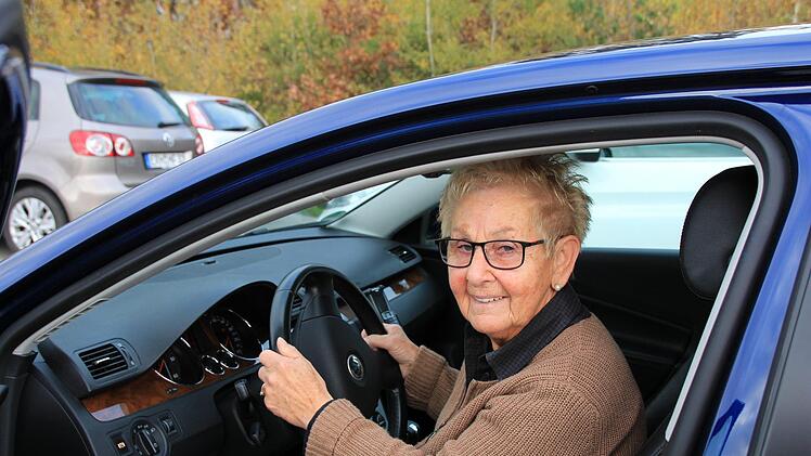 Heidrun Kawan zirkelt ihren Wagen noch in die kleinste Parklücke.  Foto: Andreas Dorsch