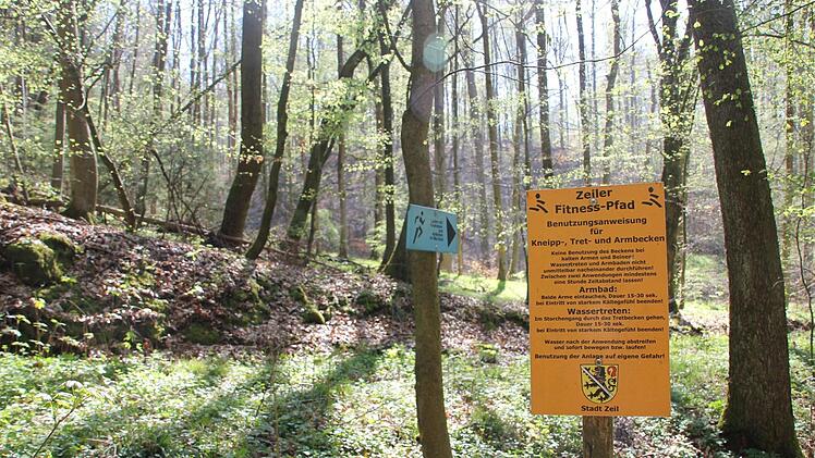 Wegweiser und Anleitungen sind noch zum Teil in Schuss, das Kneippbecken in der Nähe noch gut nutzbar.