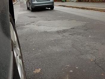Nicht mehr zu retten sei die Bammersdorfer Straße, meint der Forchheimer Stadtrat Manfred Hümmer (Freie Wähler).  Foto: Ekkehard Roepert