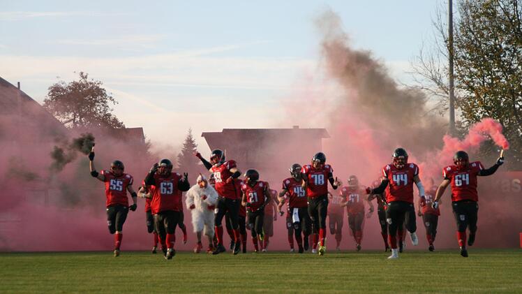 Mit Rauchwolken und Gecher-Maskottchen: Footballstimmung in Hemhofen Foto: privat