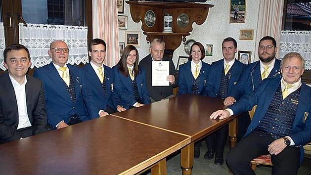 Die neue Leitung des Musikvereins Wallenfels stellt sich vor (v. l.): B&uuml;rgermeister Jens Korn, Harald Schneider (Kassier), Pascal F&ouml;rner, Janina Eger, Bernhard Schlee (40 Jahre), Tina Detsch, Marius Pfaffenberger, Andreas Pratsch (Dirigent) und der scheidende Vorsitzende Manfred Werner. Foto: Susanne Deuerling