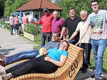 Gemeinsam wurde die Schwungliege als neue Attraktion für das Weißenbrunner Freibad ausprobiert: (stehend von links) Axel Witthauer, Pfarrer Christoph Teille, Alexander Bauer, Heinz Schubert und Markus Pohl; (vorne) Michael Bohl und Ruth Tölg. Foto: K.- H. Hofmann