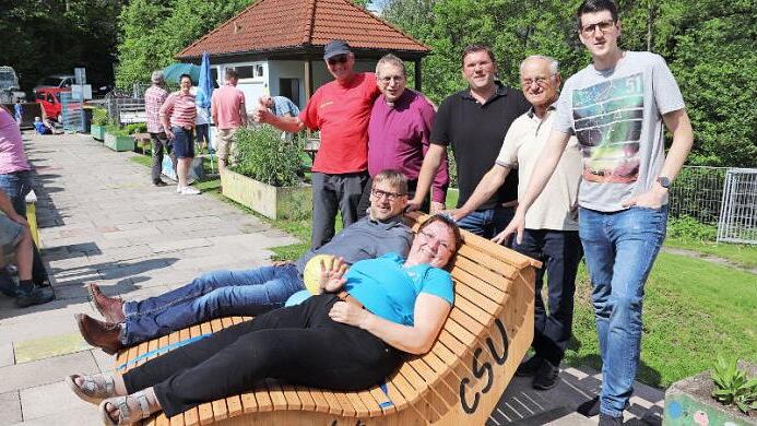 Gemeinsam wurde die Schwungliege als neue Attraktion für das Weißenbrunner Freibad ausprobiert: (stehend von links) Axel Witthauer, Pfarrer Christoph Teille, Alexander Bauer, Heinz Schubert und Markus Pohl; (vorne) Michael Bohl und Ruth Tölg. Foto: K.- H. Hofmann