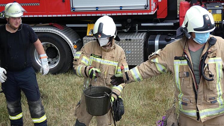 Mit einer Eimerkette halfen die Feuerwehrler bei der Entleerung der Jauchegrube. Foto: Christian Licha