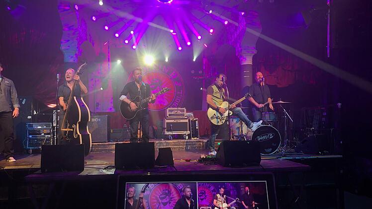 Nach über einem Jahr stand Anfang Mai mal wieder eine Band auf der Bühne des Stattbahnhofs, im Rahmen der Kulturnacht digital. Jetzt versucht der Stattbahnhof einen Kulturneustart mit einem Sommerbiergarten, die Kulturwerkstatt Disharmonie plant derzeit vor allem den Schweinfurter Kultursommer.