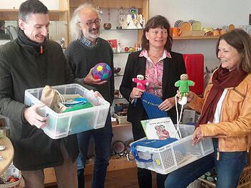 Begeistert vom Inhalt der beiden Medienkisten zeigten sich bei der Übergabe im Brückenauer Weltladen (von links) Jan Marberg, Dirk Hönerlage, Dagmar Drescher und Martina Kirchner.