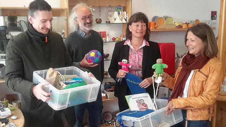 Begeistert vom Inhalt der beiden Medienkisten zeigten sich bei der Übergabe im Brückenauer Weltladen (von links) Jan Marberg, Dirk Hönerlage, Dagmar Drescher und Martina Kirchner.