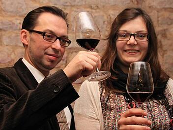 Freuen sich auf die Weinmesse am 19. Januar: Sommelier Thomas Stobbe und Organisatorin Theresa Schmid. Foto: Markus Reeh