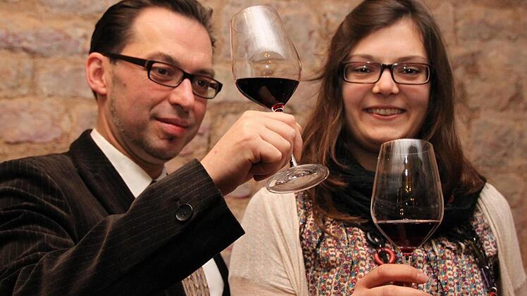 Freuen sich auf die Weinmesse am 19. Januar: Sommelier Thomas Stobbe und Organisatorin Theresa Schmid. Foto: Markus Reeh