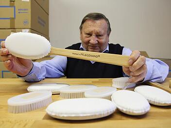 Helmut Walter mit seiner Erfindung "Pflegehand" Fotos: Michael Ggründel