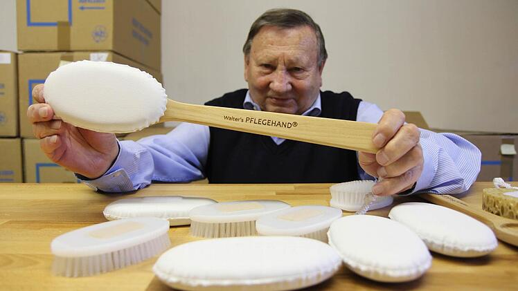 Helmut Walter mit seiner Erfindung "Pflegehand" Fotos: Michael Ggründel