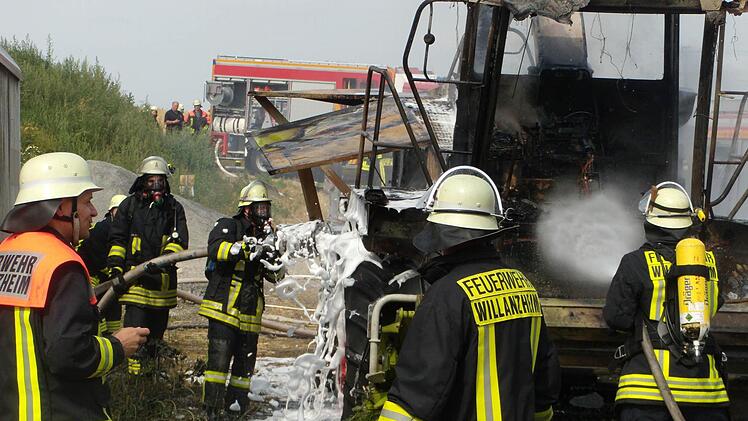 Die Feuerwehren aus Willanzheim, Iphofen und Mainbernheim waren im Einsatz und l&ouml;schten den Brand mit Schaum. Foto: Feuerwehr Iphofen