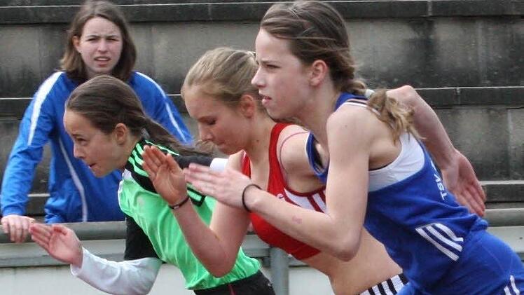 Sophia Konopka vom TSV Bad Kissingen (rechts) gewann in Güntersleben den Vierkampf der Schülerinnen W-12. Amy Przeliorz vom TSV Münnerstadt (Mitte) wurde Zweite, Anna Lukaschewitsch vom TV/DJK Hammelburg (links) platzierte sich auf Rang acht.  Foto: Nürnberger