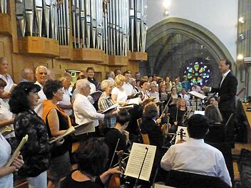 Dicht gedrängt: das Meininger Residenzorchester, die Kantorei Bad Kissingen, die Solisten und Burkhard Ascherl auf der Orgelempore der Herz-Jesu-Stadtpfarrkirche bei Joseph Haydns "Heilig-Messe" im Rahmen des Kissinger Sommers. Foto: Ahnert