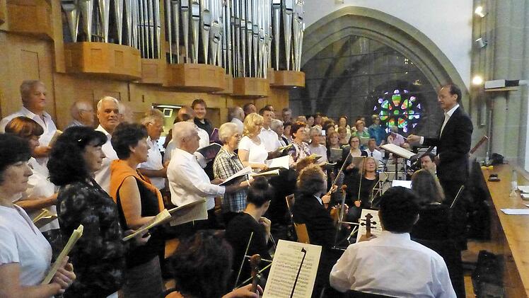 Dicht gedrängt: das Meininger Residenzorchester, die Kantorei Bad Kissingen, die Solisten und Burkhard Ascherl auf der Orgelempore der Herz-Jesu-Stadtpfarrkirche bei Joseph Haydns "Heilig-Messe" im Rahmen des Kissinger Sommers. Foto: Ahnert
