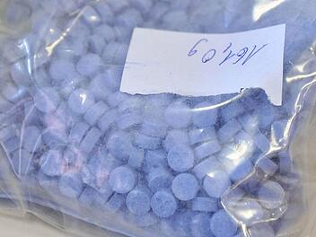 205 480 Tabletten Ecstasy würden über 400 Beutel dieser Größe füllen. Symbolfoto: Polizei