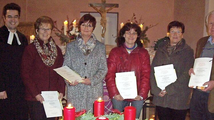 Ehrung langjähriger Mitarbeiter (von links): Pfarrer Michael Meyer zu Hörste, Gertraud Keller, Karin Döll, Monika Roth, Margit Bauer, Lothar Weidner  Foto: Doris Weidner