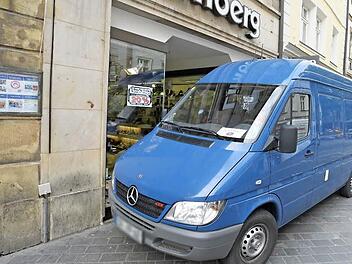 Die Polizei hatte die Ladenpassage in der Langen Straße nach der Bluttat im Juni 2015 mit einem Transporter abgeriegelt. Archivfoto: Ronald Rinklef