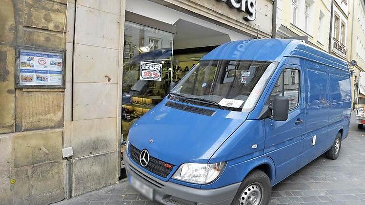 Die Polizei hatte die Ladenpassage in der Langen Straße nach der Bluttat im Juni 2015 mit einem Transporter abgeriegelt. Archivfoto: Ronald Rinklef