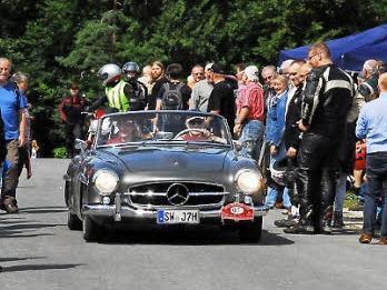 Viele Zuschauer standen Spalier, um die zahlreichen historischen Fahrzeuge bei der Oldtimerausfahrt des MSC Fr&auml;nkische Schweiz zu bestaunen. Foto: gerdplietschpresse
