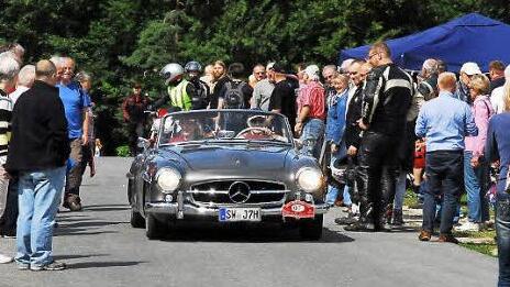 Viele Zuschauer standen Spalier, um die zahlreichen historischen Fahrzeuge bei der Oldtimerausfahrt des MSC Fr&auml;nkische Schweiz zu bestaunen. Foto: gerdplietschpresse