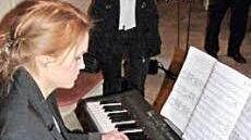 Corinna Mytzka - am Klavier - und Mirjam Mytzka - an der Querflöte - glänzten beim Weihnachtskonzert.