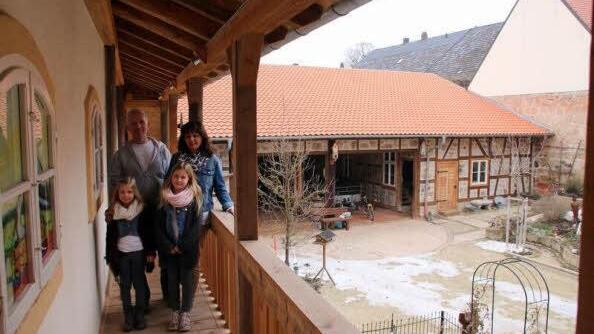 Mit Recht stolz können Manuela und Peter Hofmann auf die vorbildliche Sanierung dieses ehemals verfallenen Wohnhauses in der Seßlacher Pfarrgasse sein. Auch die Töchter Lilly (6, rechts) und Leni (8) fühlen sich in dem modernen Altbau sehr wohl. Für ihr Engagement und ihre "besonderen Verdienste um den Denkmalschutz" erhielt das Seßlacher Ehepaar bereits die Denkmalschutzmedaille 2015. Nun werden die Hofmanns mit dem ersten Baukulturpreis der Initiative Rodachtal für herausragende Bauten in d...