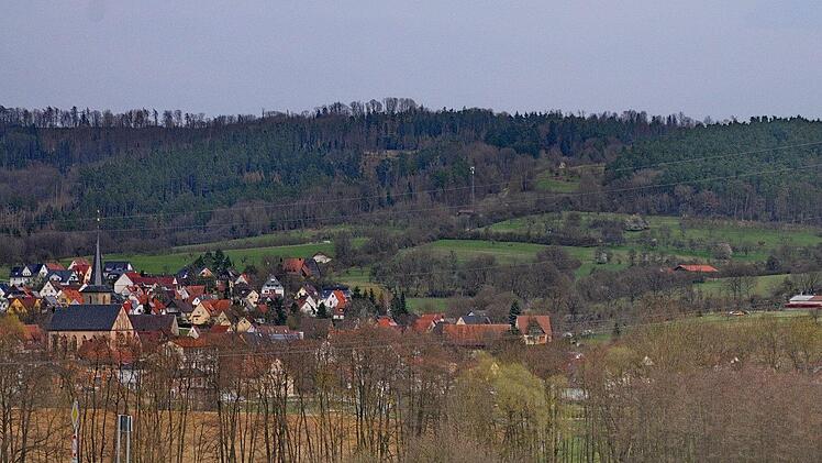 Die Hänge des Hetzleser Bergs, eine Kulturlandschaft mit  Magerwiesen, Kopfeichen und Streuobstwiesen Foto: Karl Heinz Wirth