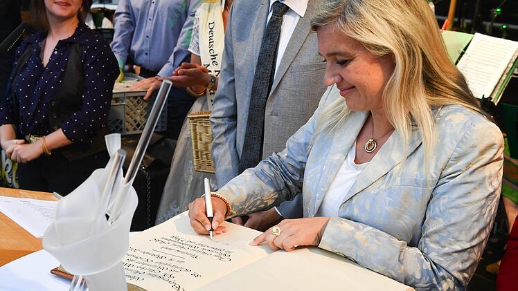 Ministerin Melanie Huml beim Eintrag ins Goldene Buch der Stadt Lichtenfels