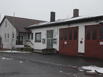 Das Mehrzweckgebäude in Hafenpreppach soll energetisch saniert werden. Über die, bei der Bürgerversammlung vorgelegte Planung konnte noch keine Einigung erzielt werden. Rechts angegliedert, das Feuerwehrgerätehaus.  Foto: Helmut Will