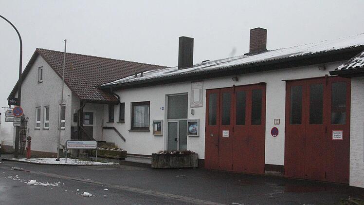 Das Mehrzweckgebäude in Hafenpreppach soll energetisch saniert werden. Über die, bei der Bürgerversammlung vorgelegte Planung konnte noch keine Einigung erzielt werden. Rechts angegliedert, das Feuerwehrgerätehaus.  Foto: Helmut Will