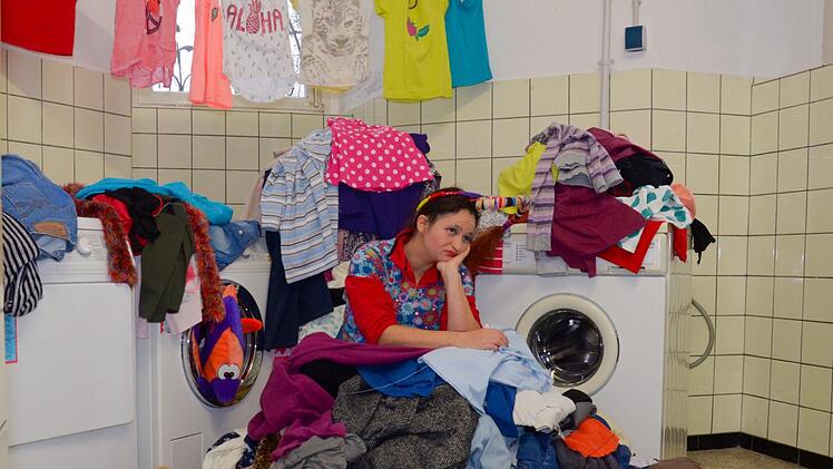 F&uuml;r die Inszenierung des W&auml;schebergs, der schier &uuml;berm&auml;chtig zu werden scheint, waren Fotograf Alexander Zahn sowie die Mitwirkenden verantwortlich.