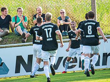 Hält die Feierstimmung beim SSV Kasendorf um Jermaine Mullen (Mitte) an? Der Bezirksligaspitzenreiter peilt gegen die SpVgg Oberkotzau seinen sechsten Sieg in Folge an.  Foto: Alexander Muck