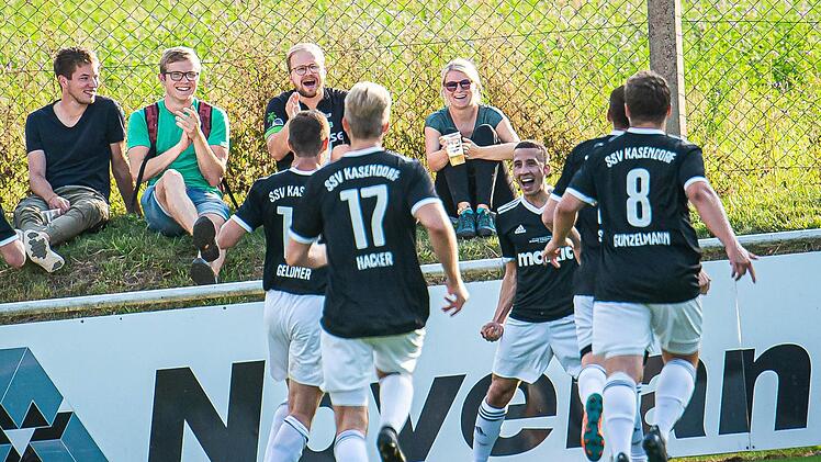 Hält die Feierstimmung beim SSV Kasendorf um Jermaine Mullen (Mitte) an? Der Bezirksligaspitzenreiter peilt gegen die SpVgg Oberkotzau seinen sechsten Sieg in Folge an.  Foto: Alexander Muck