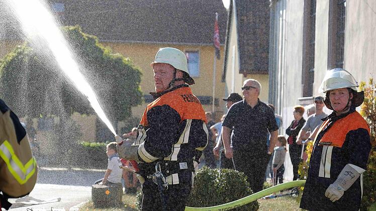 Der Löschtrupp erhielt den Befehl "Wasser marsch!" Foto: Gerd Schaar