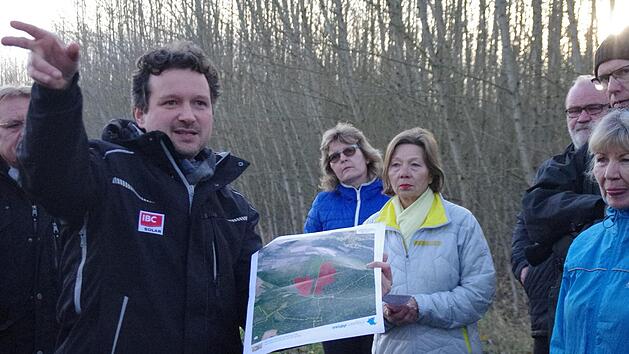 Markus K&ouml;rner (vorne, links) erl&auml;uterte k&uuml;rzlich vor Ort die &uuml;berarbeiteten Planungen f&uuml;r den Solarpark bei Fischbach. Rats- und Verwaltungsmitglieder sowie einige B&uuml;rger verfolgten seine Ausf&uuml;hrungen. Foto: Marco Mei&szlig;ner