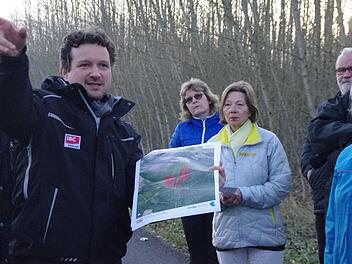 Markus Körner (vorne, links) erläuterte kürzlich vor Ort die überarbeiteten Planungen für den Solarpark bei Fischbach. Rats- und Verwaltungsmitglieder sowie einige Bürger verfolgten seine Ausführungen. Foto: Marco Meißner