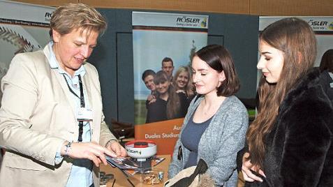 Ausbildungsleiterin Anja Süppel (links) stellte den beiden Gymnasiastinnen Lilli Freiburg und Jule Wagner die Ausbildungsberufe und dualen Studiengänge bei der Firma Rösler Oberflächentechnik vor.