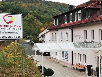 Der Biedermeierhof an der Kissinger Straße mit Tagespflege und 19 Appartements für Senioren. Nun ist auch die Stellplatzfrage vom Tisch. Foto: Sigismund von Dobschütz