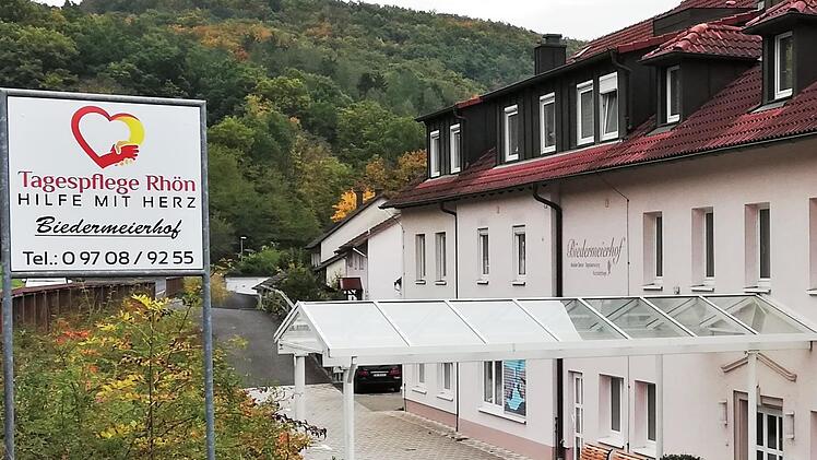 Der Biedermeierhof an der Kissinger Straße mit Tagespflege und 19 Appartements für Senioren. Nun ist auch die Stellplatzfrage vom Tisch. Foto: Sigismund von Dobschütz