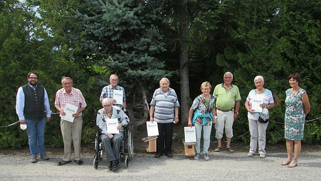 Kreisvorsitzender Markus Stockmann (links) und Vereinsvorsitzende Ursula Wiegel (rechts) zeichneten (von links) Rudolf Webert, Herbert Zeier, Werner und Egon Manger, Gerda Kuchenbrod, Erwin Kohlhepp und Erna Kraft mit der goldenen Ehrennadel aus.