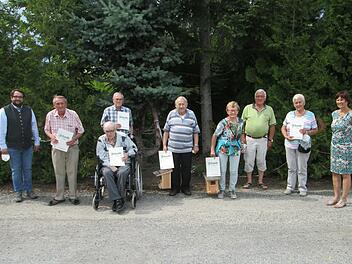 Kreisvorsitzender Markus Stockmann (links) und Vereinsvorsitzende Ursula Wiegel (rechts) zeichneten (von links) Rudolf Webert, Herbert Zeier, Werner und Egon Manger, Gerda Kuchenbrod, Erwin Kohlhepp und Erna Kraft mit der goldenen Ehrennadel aus.